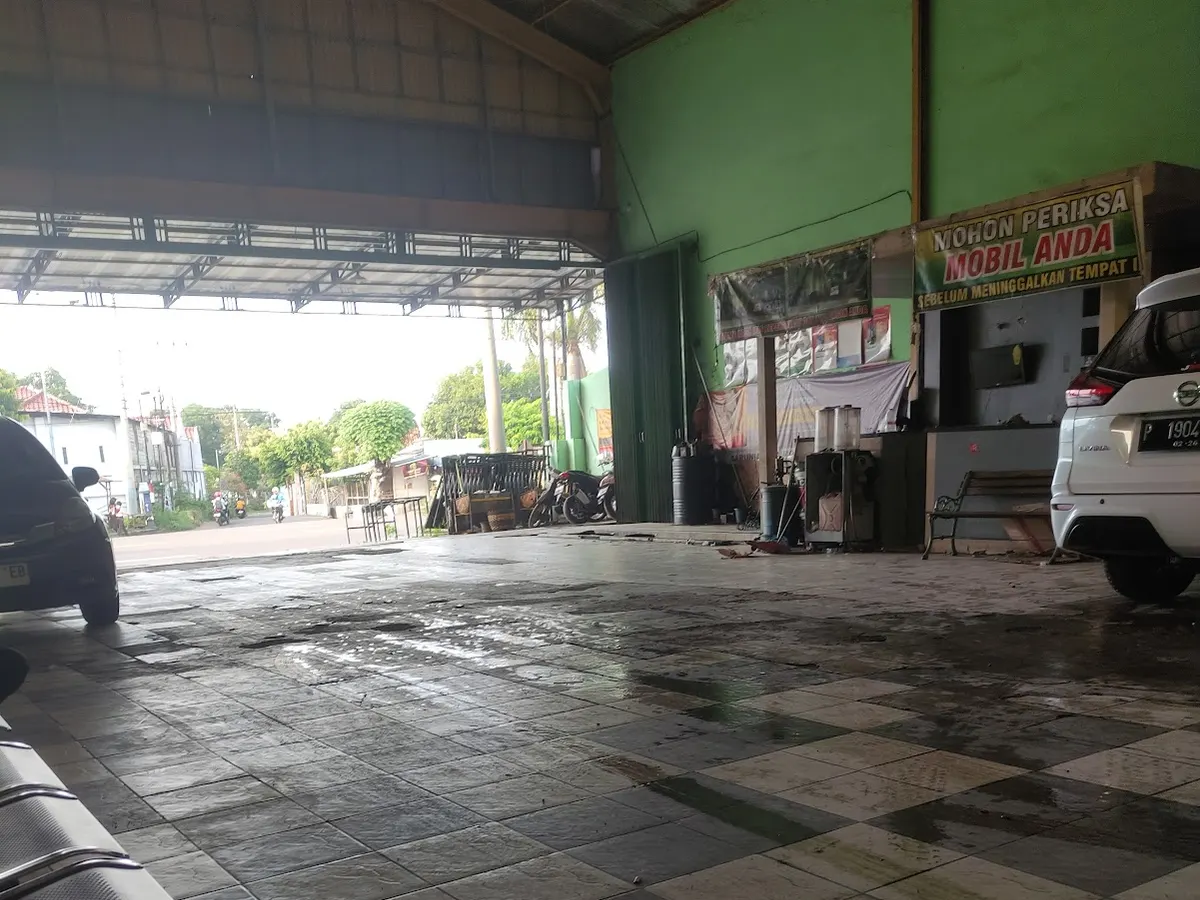 Ruang kerja bengkel AUTO PRIMAJAYA yang menghadap Jalan Raya Kotakan
