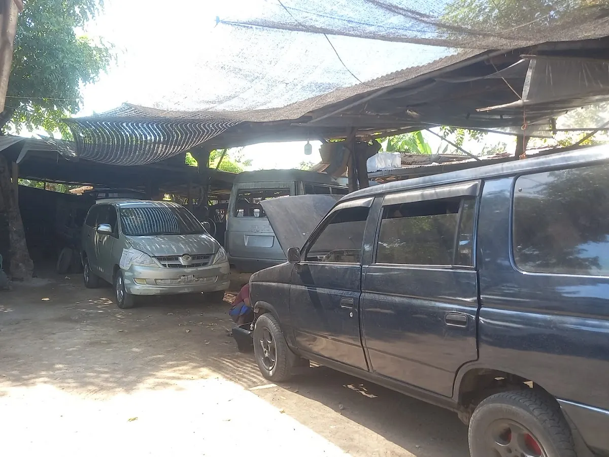 Halaman AUTO PRIMAJAYA dengan mobil pelanggan yang sedang ditangani