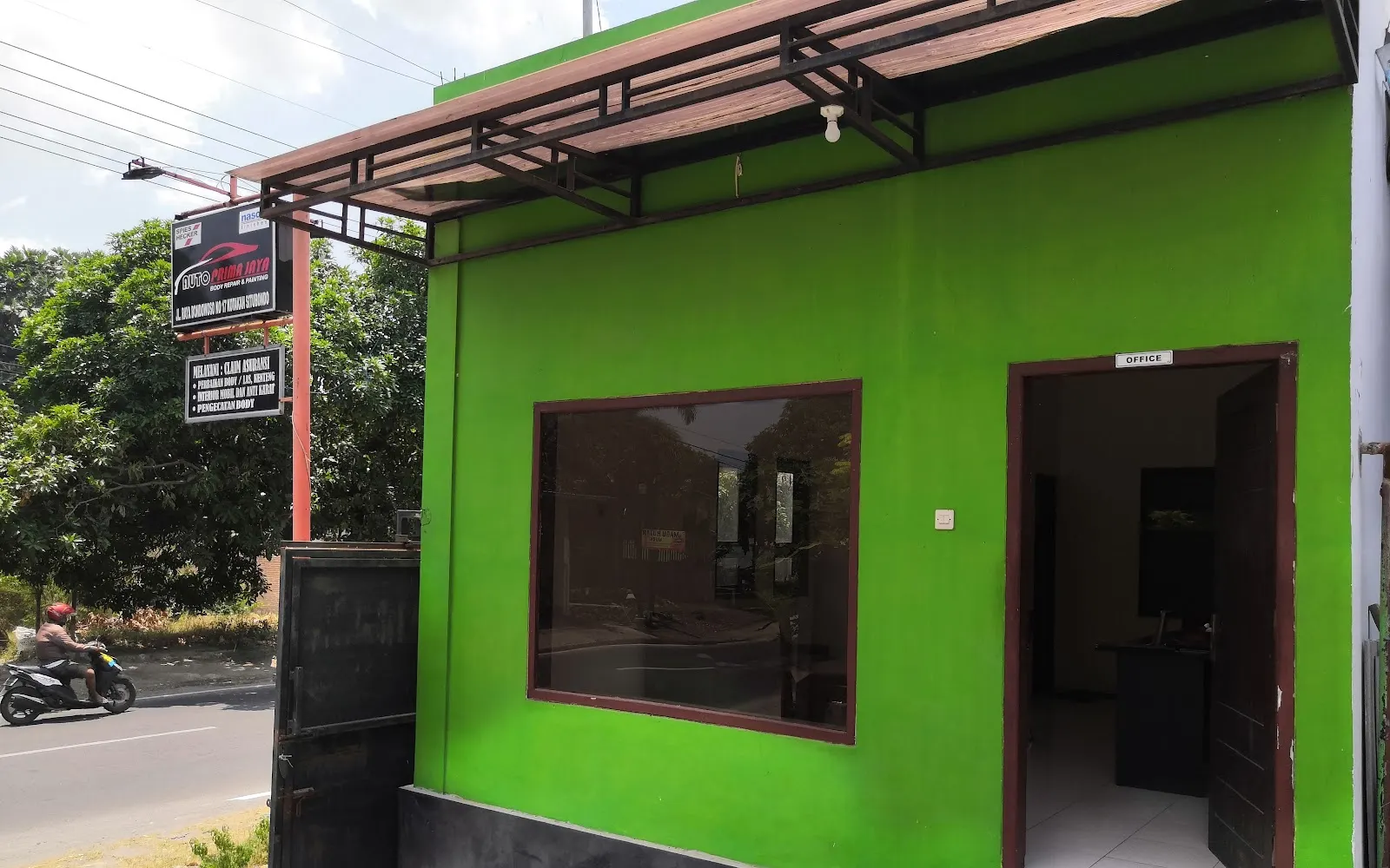 Bagian depan toko AUTO PRIMAJAYA di Jalan Raya Kotakan Utara, Situbondo